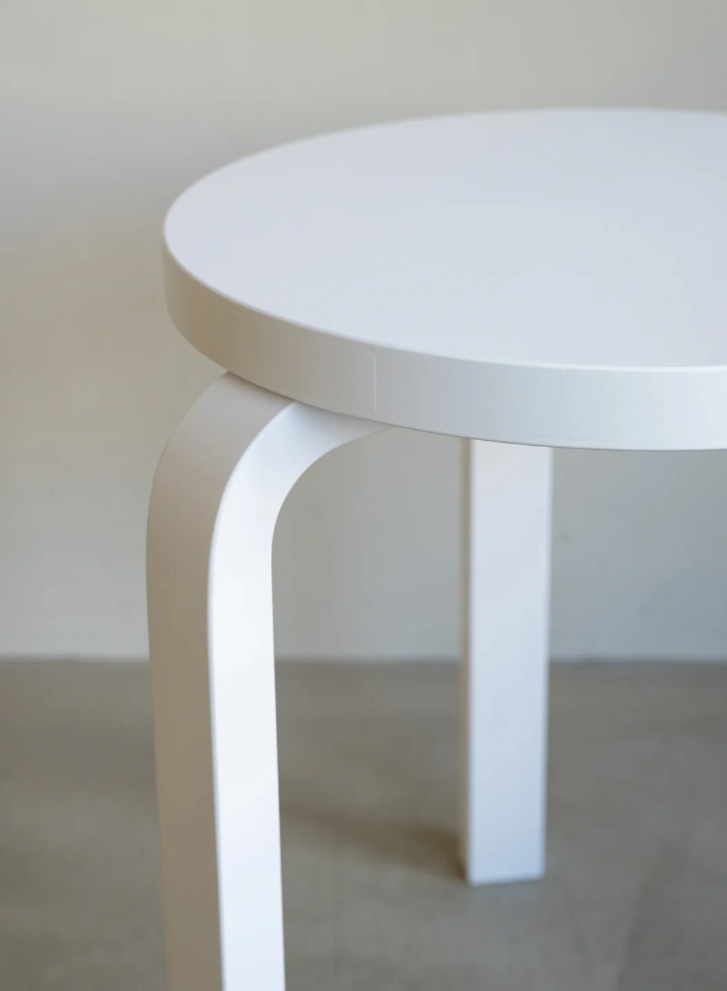 Stool 60, Legs White, Seat White - Artek - Image 2