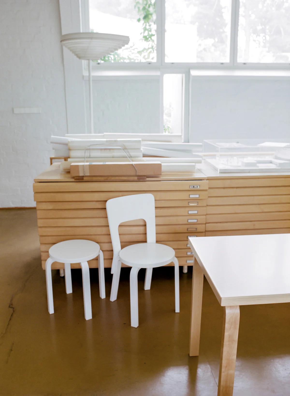 Stool 60, Legs White, Seat White - Artek - Image 4