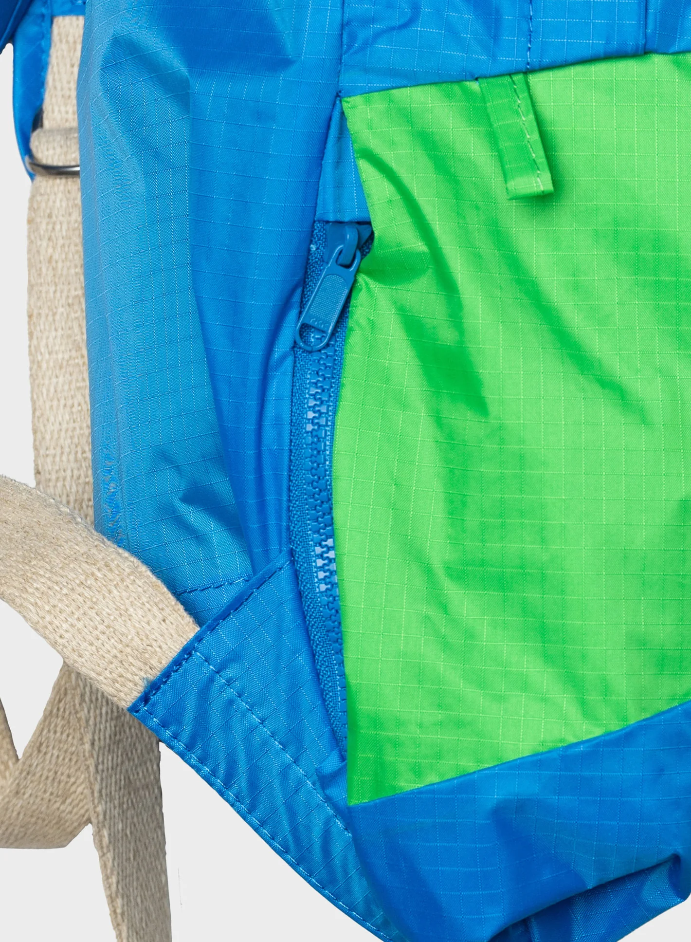The New Foldable Backpack Wave & Greenscreen Medium - Image 4